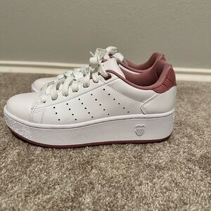 K-Swiss The classic PF platform women’s shoe